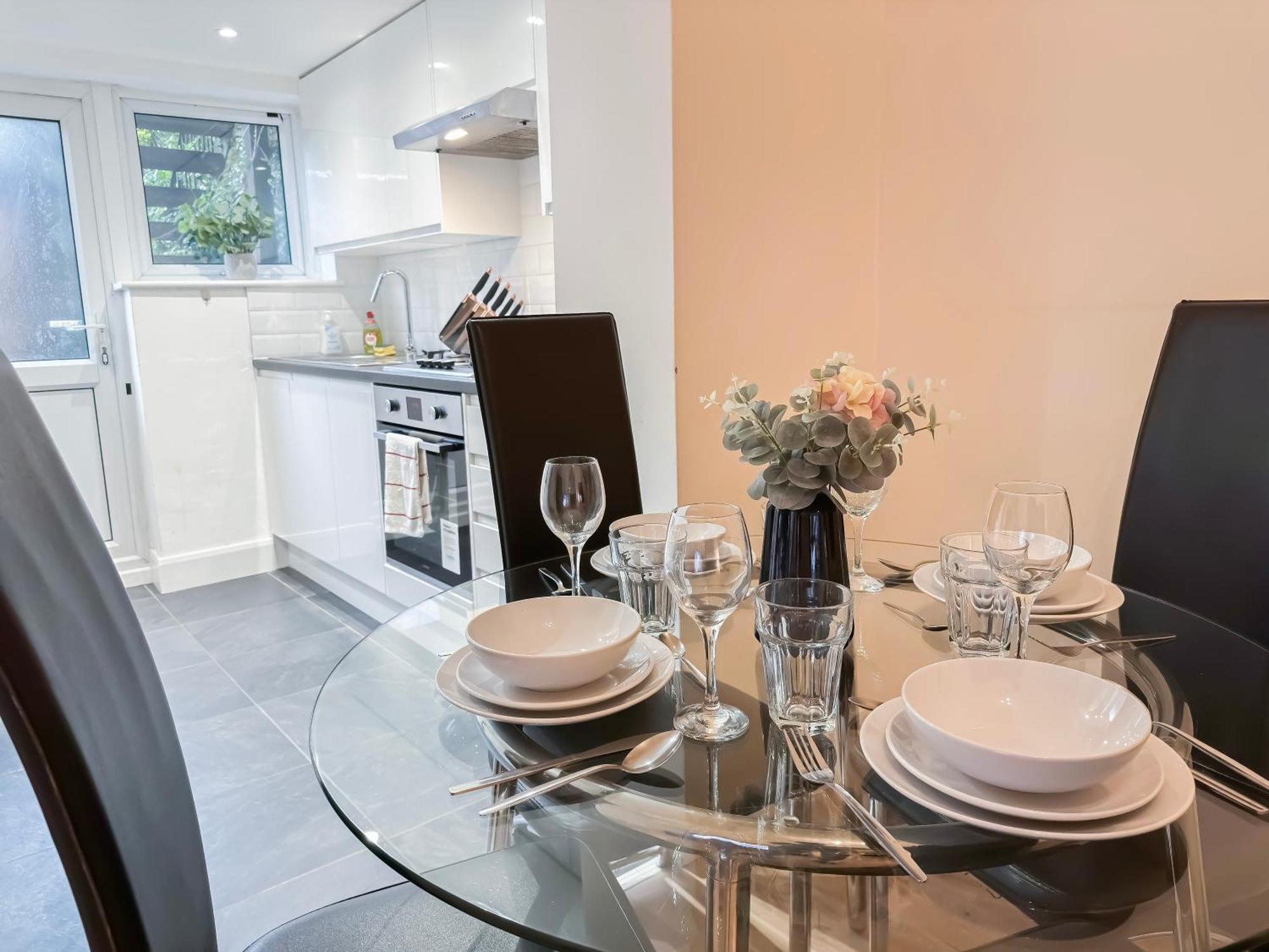 1-Bedroom Flat With Small Garden & Paid Parking In Finsbury Park, Highbury London Exterior photo