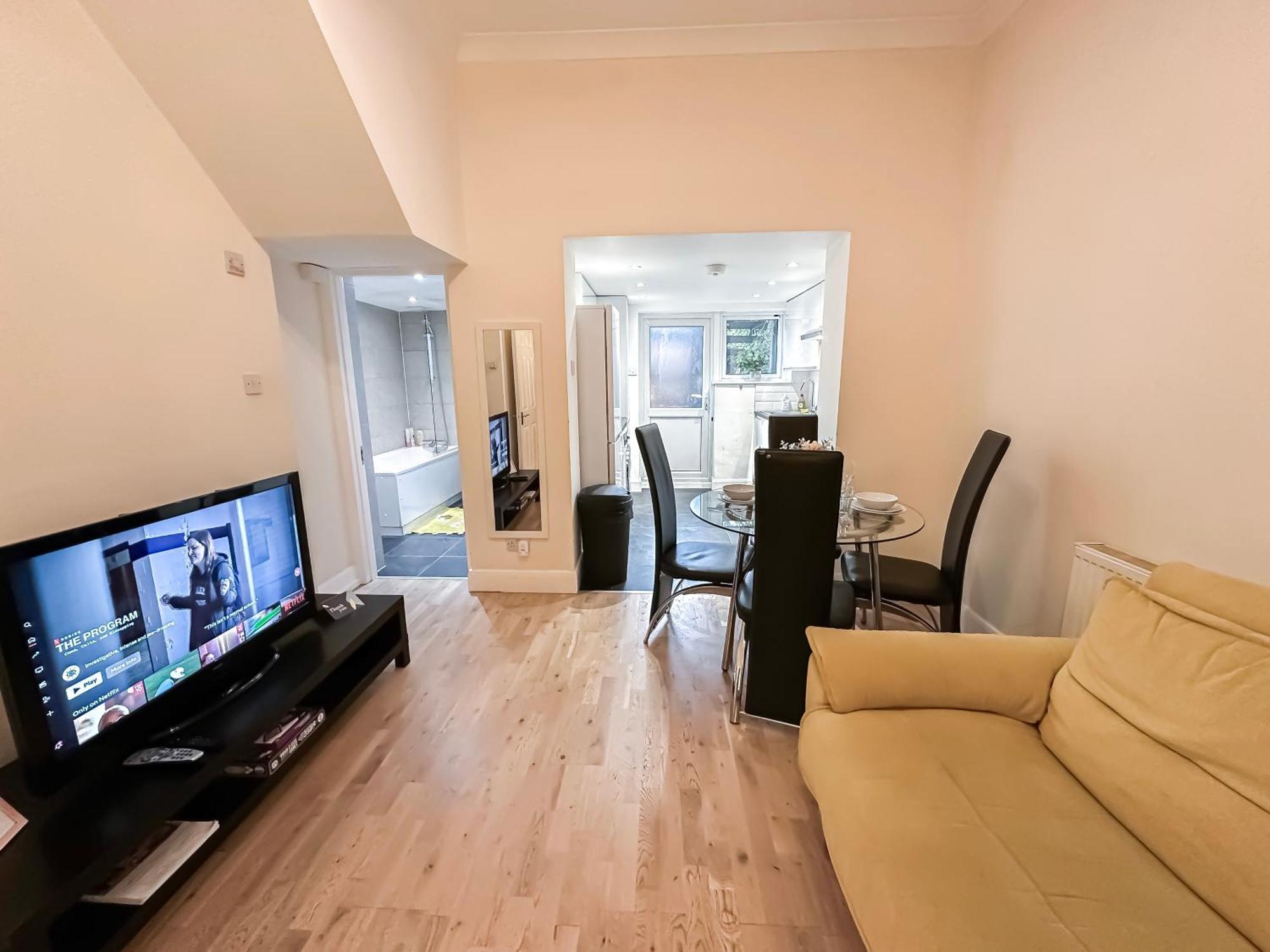 1-Bedroom Flat With Small Garden & Paid Parking In Finsbury Park, Highbury London Exterior photo