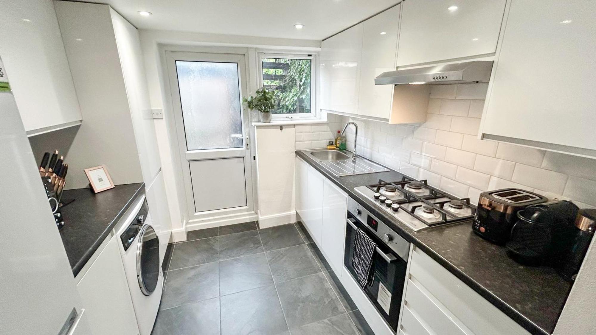 1-Bedroom Flat With Small Garden & Paid Parking In Finsbury Park, Highbury London Exterior photo