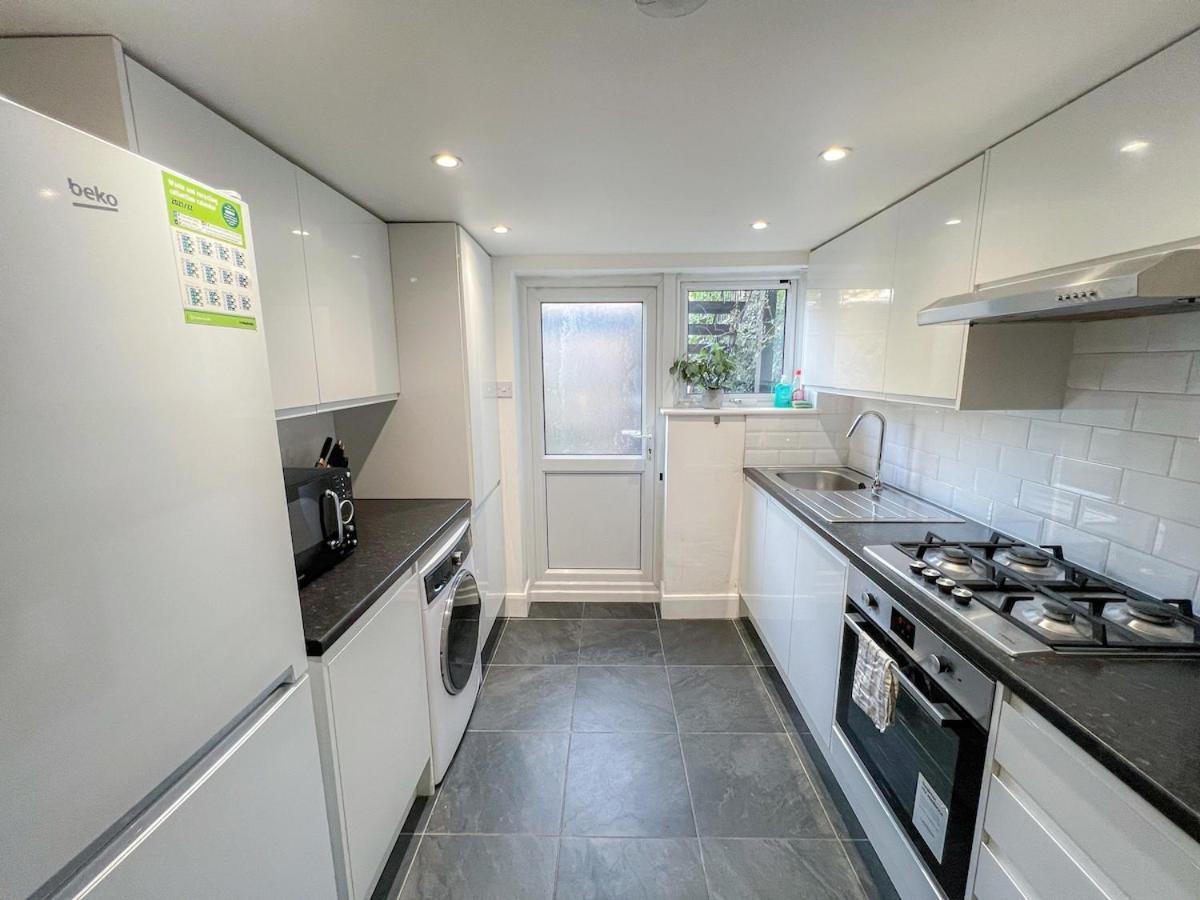 1-Bedroom Flat With Small Garden & Paid Parking In Finsbury Park, Highbury London Exterior photo